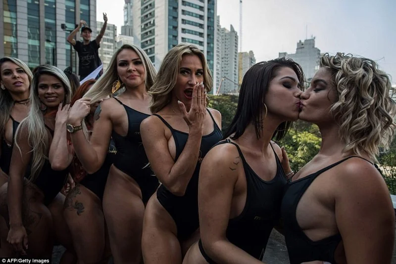 Гарячі бразилійки влаштували прямо посеред вулиці конкурс на кращі сідниці - фото 332047