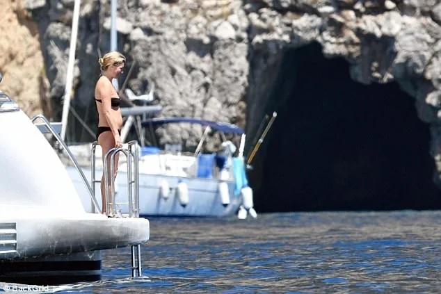 43-летняя модель Кейт Мосс бесстыдно обнажилась на пляже - фото 332428
