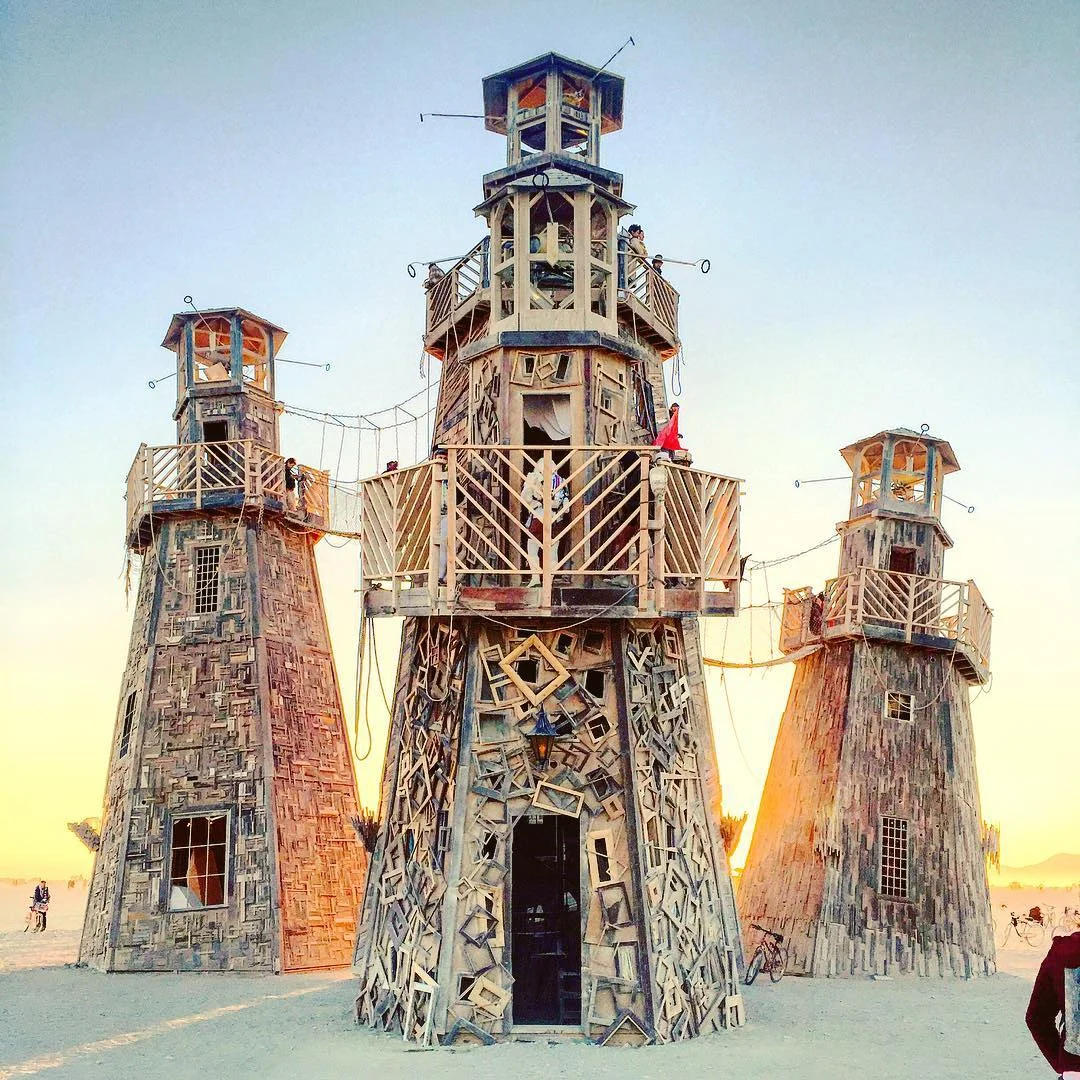 Пыль, голые тела и современное искусство: крутые фото с фестиваля Burning Man 2017 - фото 336379