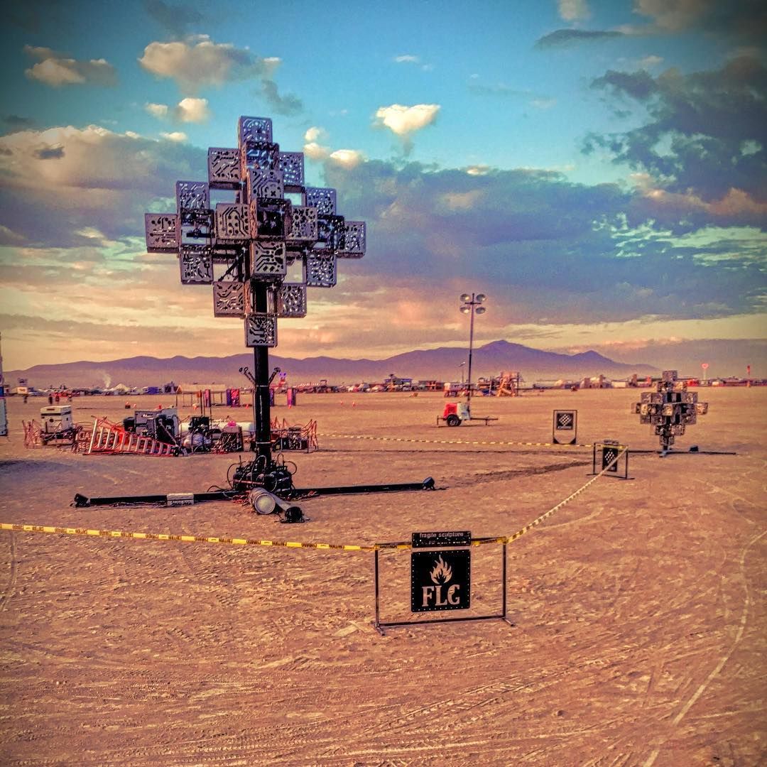 Пыль, голые тела и современное искусство: крутые фото с фестиваля Burning Man 2017 - 336436 Пыль, голые тела и современное искусство: крутые фото с фестиваля Burning Man 2017 - фото 336436