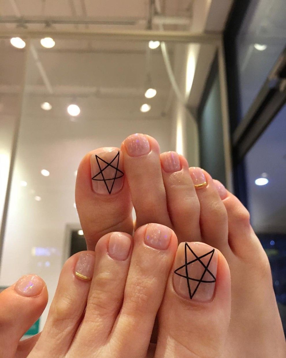 Почти произведение искусства: топ идей крутого педикюра с Instagram - фото 334011