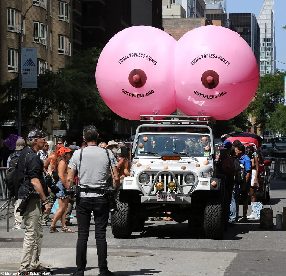 Свободу соскам: обнаженные женщины прошлись по улицам Нью-Йорка - фото 335739