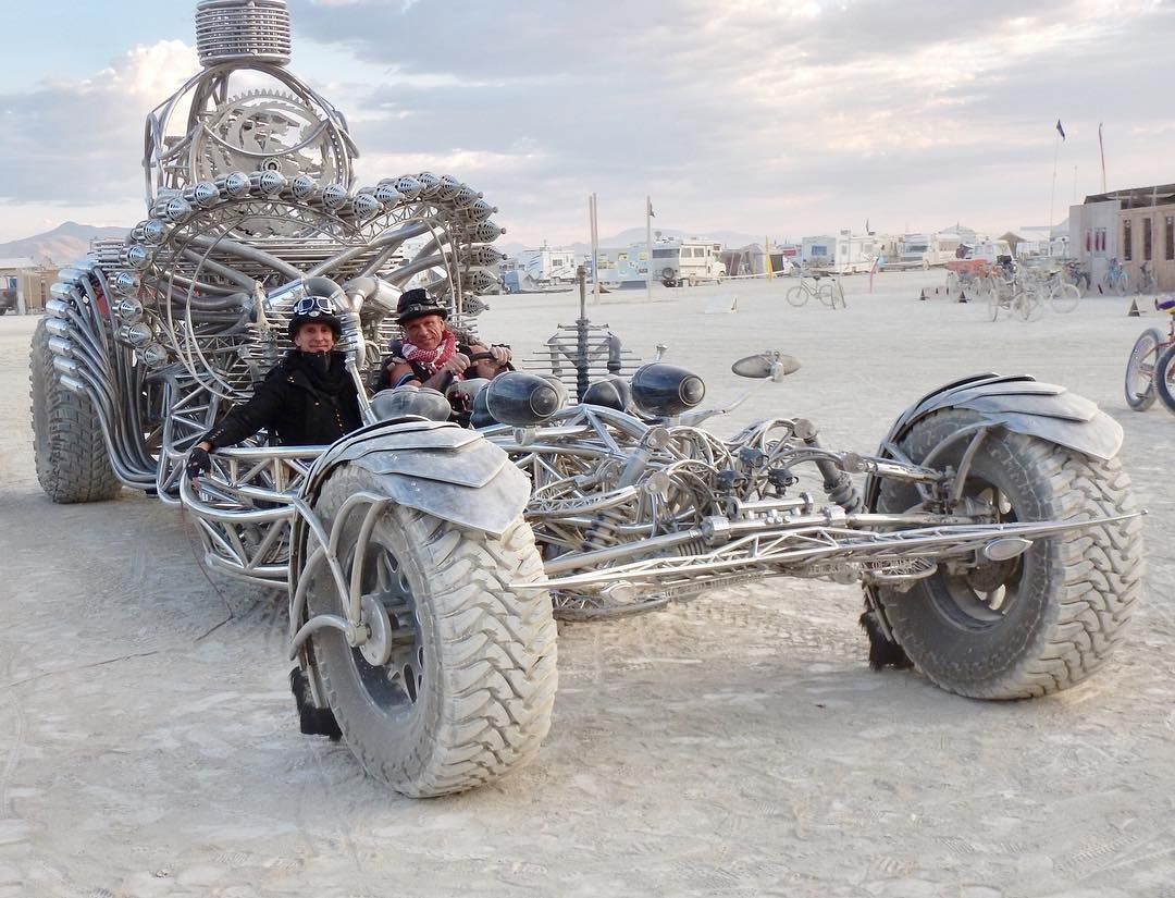 Пыль, голые тела и современное искусство: крутые фото с фестиваля Burning Man 2017 - 336426 Пыль, голые тела и современное искусство: крутые фото с фестиваля Burning Man 2017 - фото 336426