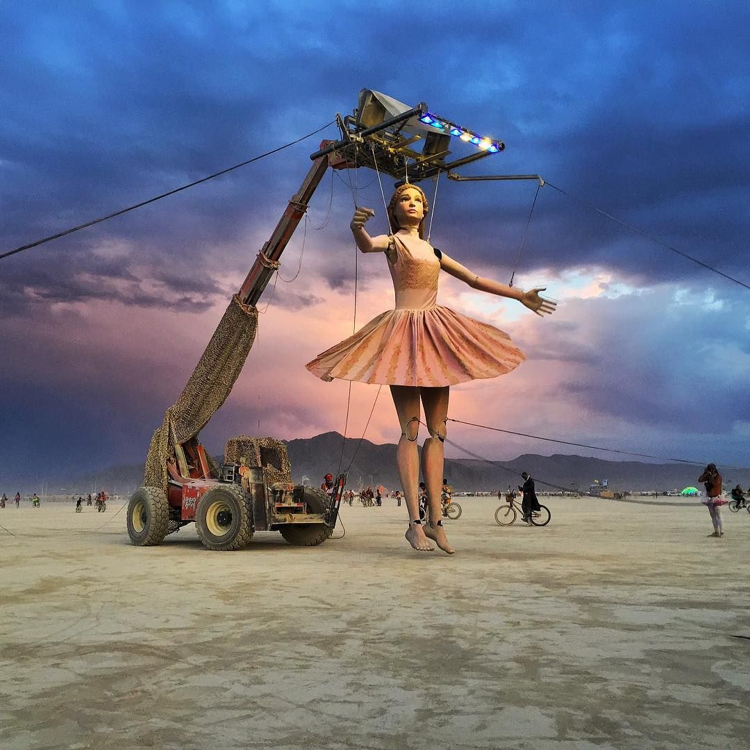 Пыль, голые тела и современное искусство: крутые фото с фестиваля Burning Man 2017 - 336395 Пыль, голые тела и современное искусство: крутые фото с фестиваля Burning Man 2017 - фото 336395