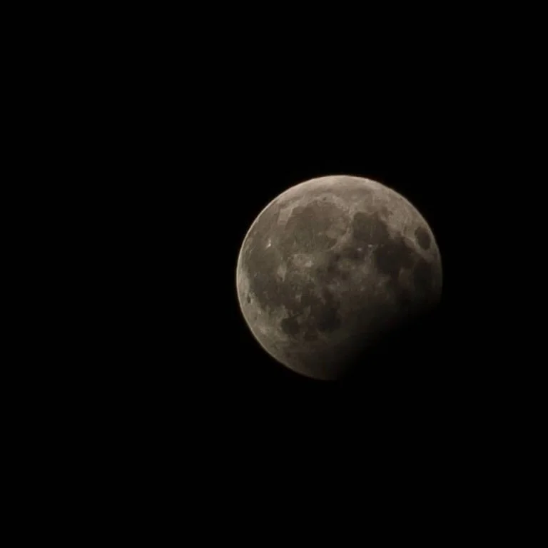 Как выглядело августовское лунное затмение в разных уголках планеты (ФОТО) - фото 331811