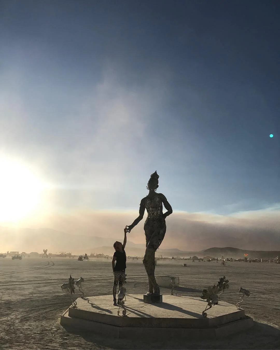 Пыль, голые тела и современное искусство: крутые фото с фестиваля Burning Man 2017 - фото 336427