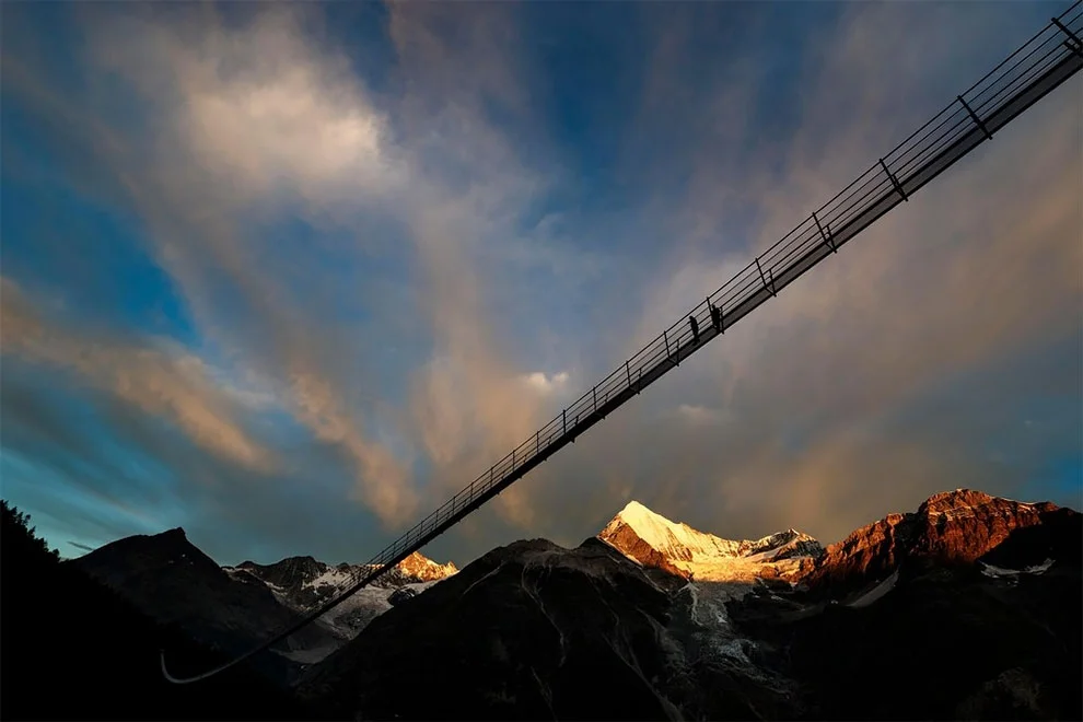 Захватывающее: самый длинный в мире подвесной мост, с которого не хочется смотреть вниз - фото 330848