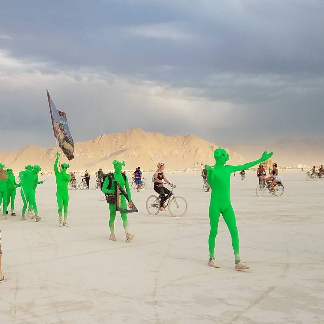 Пыль, голые тела и современное искусство: крутые фото с фестиваля Burning Man 2017 - 336402 Пыль, голые тела и современное искусство: крутые фото с фестиваля Burning Man 2017 - фото 336402