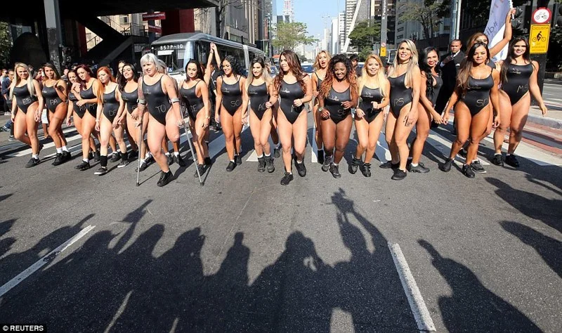 Гарячі бразилійки влаштували прямо посеред вулиці конкурс на кращі сідниці - фото 332048