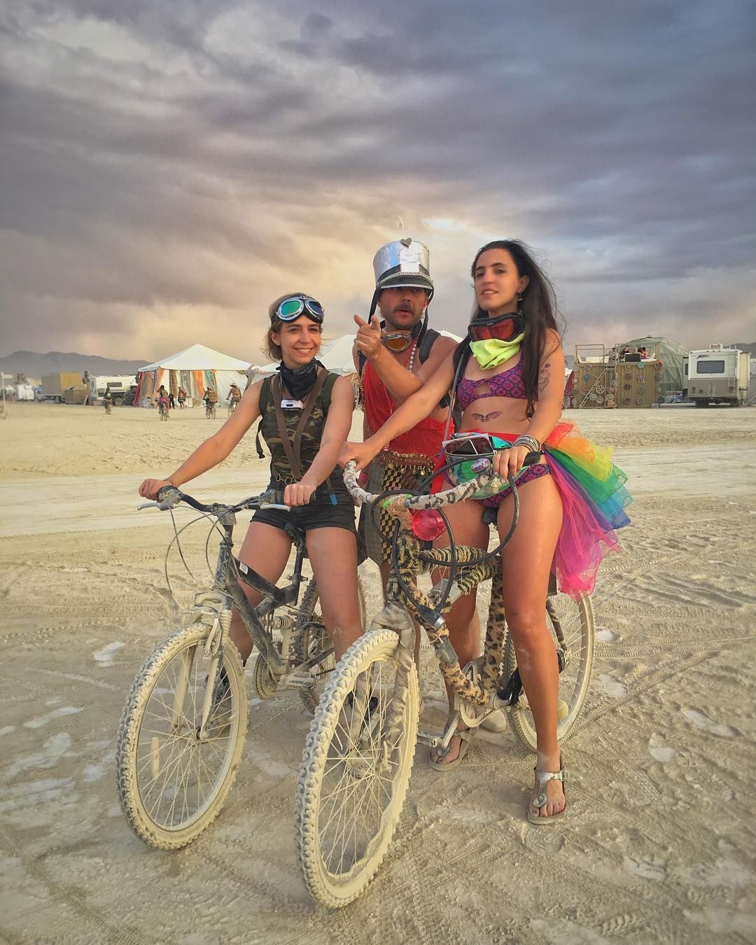 Пыль, голые тела и современное искусство: крутые фото с фестиваля Burning Man 2017 - 336422 Пыль, голые тела и современное искусство: крутые фото с фестиваля Burning Man 2017 - фото 336422