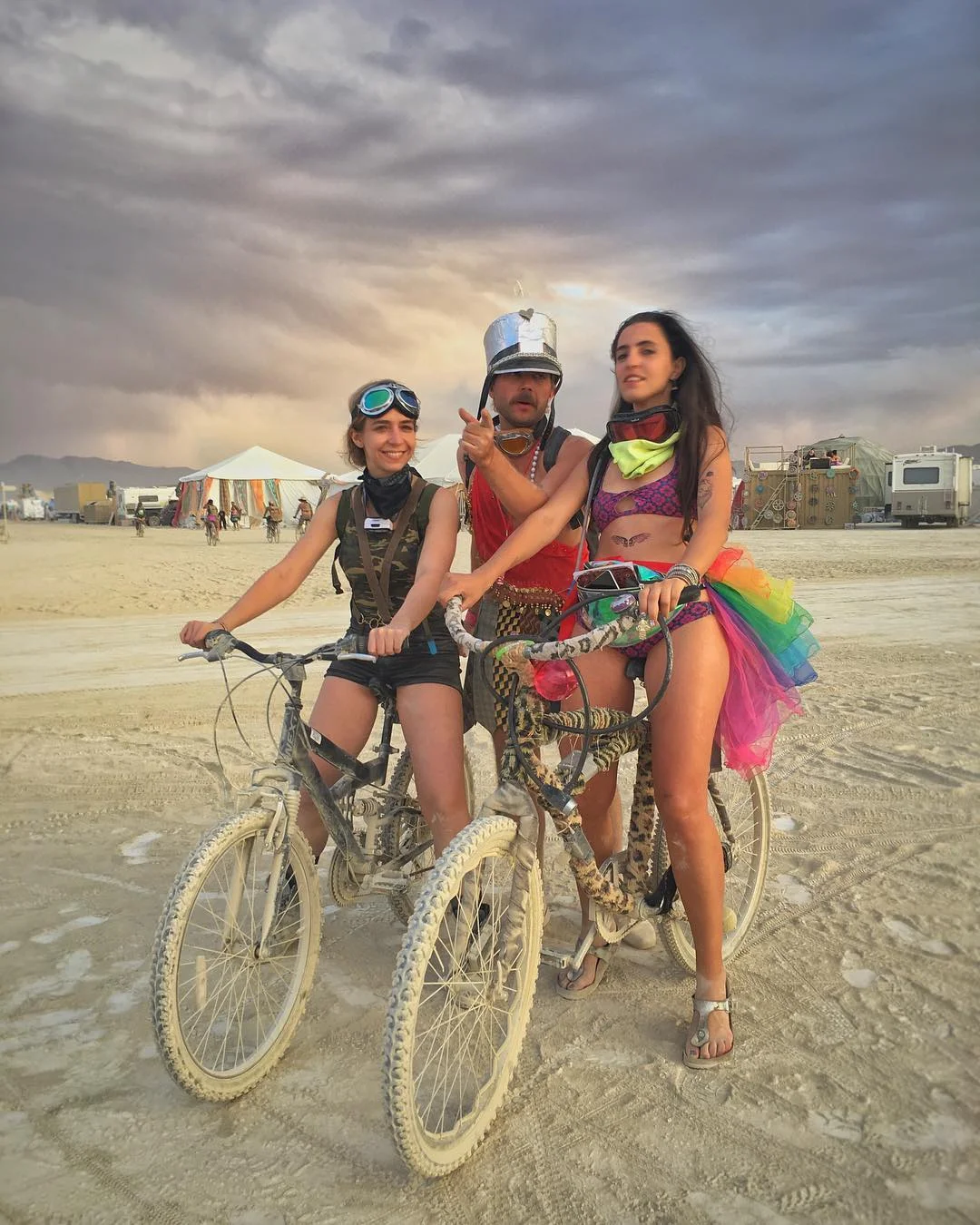 Пилюка, голі тіла та сучасне мистецтво: круті фото з фестивалю Burning Man 2017 - фото 336422