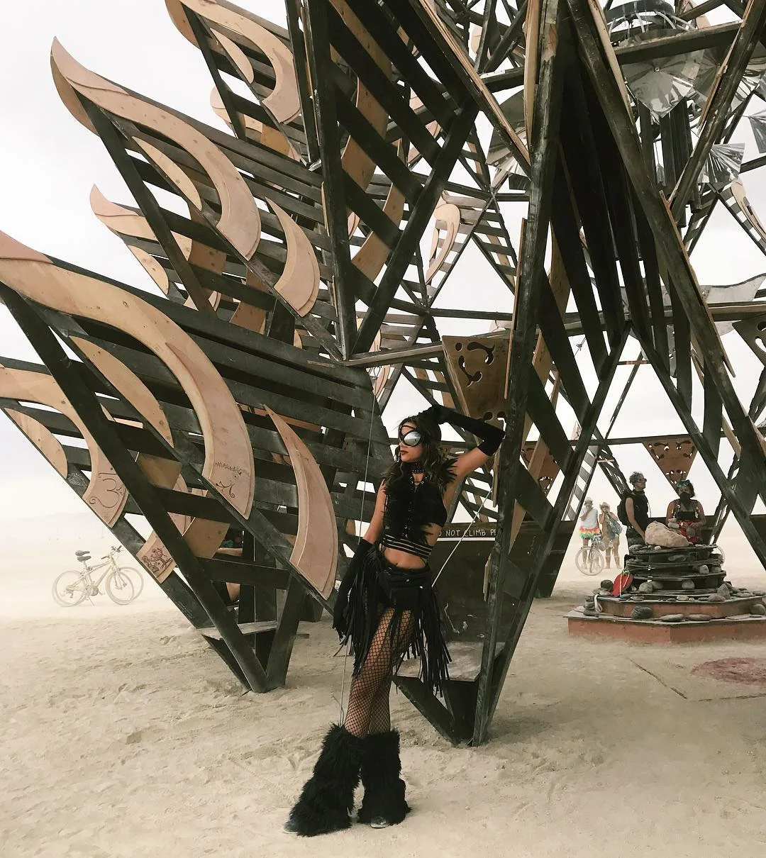 Пыль, голые тела и современное искусство: крутые фото с фестиваля Burning Man 2017 - фото 336391