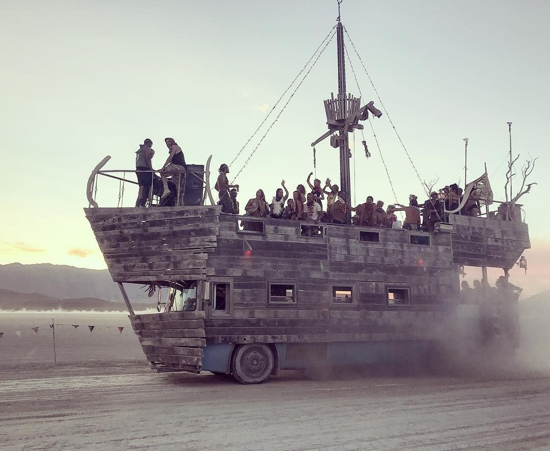 Пыль, голые тела и современное искусство: крутые фото с фестиваля Burning Man 2017 - 336396 Пыль, голые тела и современное искусство: крутые фото с фестиваля Burning Man 2017 - фото 336396