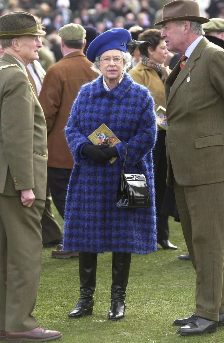 Стало известно, почему королева Елизавета II носит яркую одежду - фото 332387