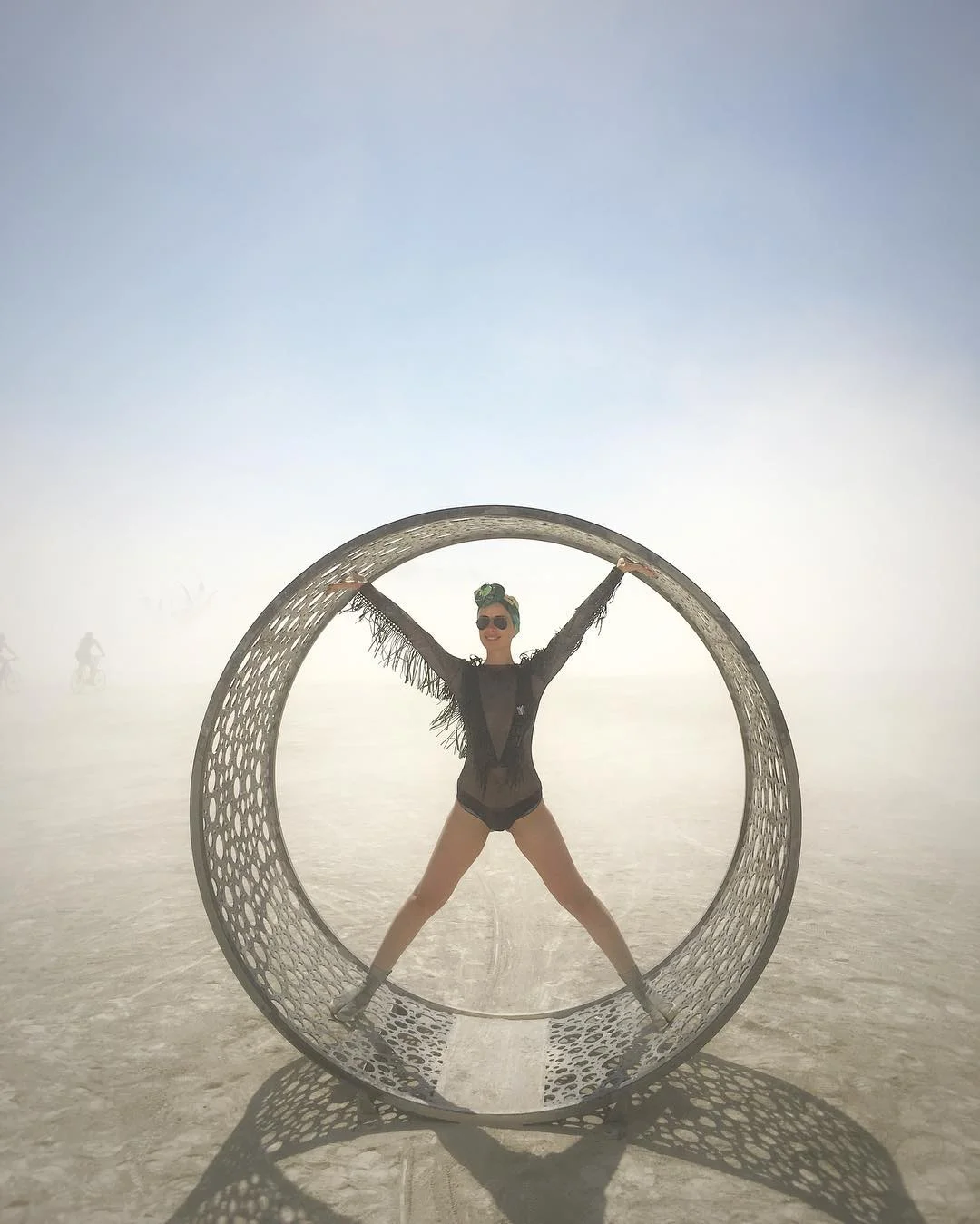 Пыль, голые тела и современное искусство: крутые фото с фестиваля Burning Man 2017 - фото 336387