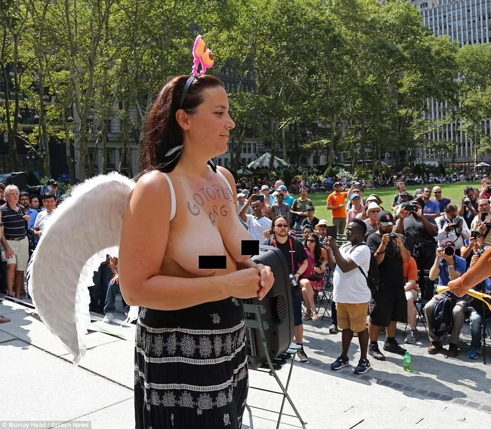 Свободу соскам: обнаженные женщины прошлись по улицам Нью-Йорка - фото 335734
