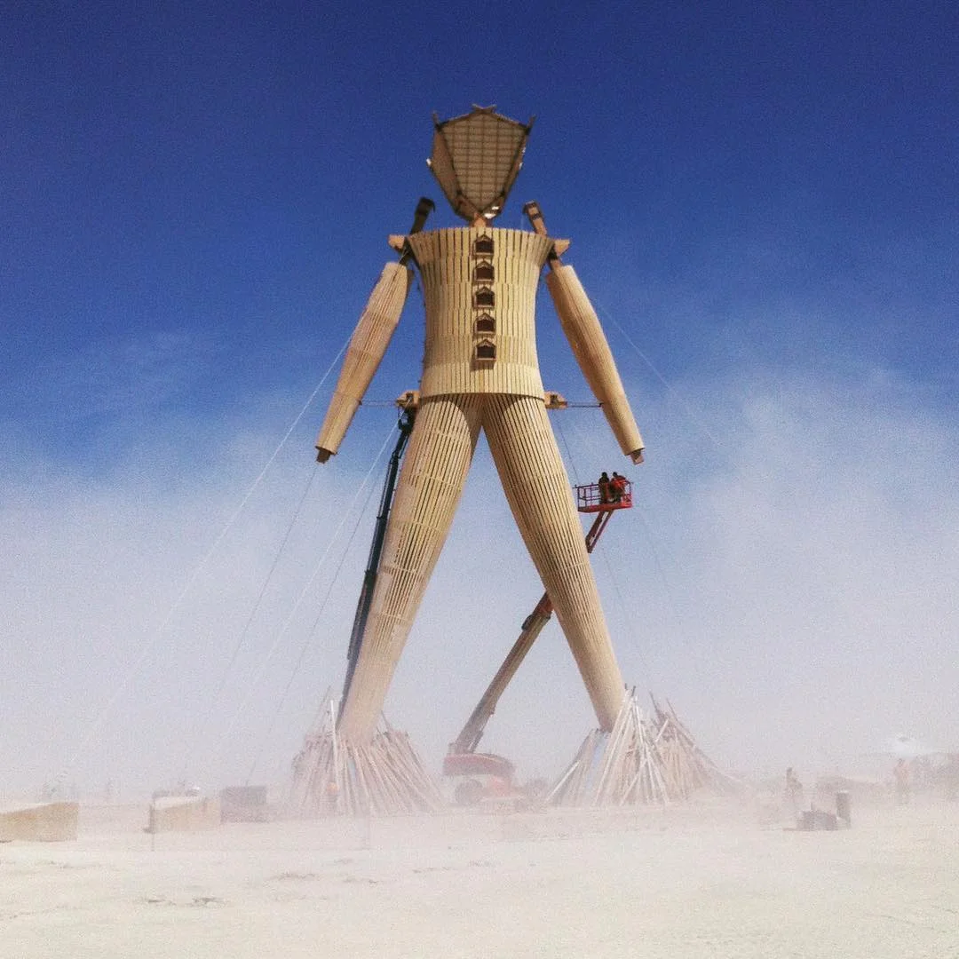Пыль, голые тела и современное искусство: крутые фото с фестиваля Burning Man 2017 - фото 336405