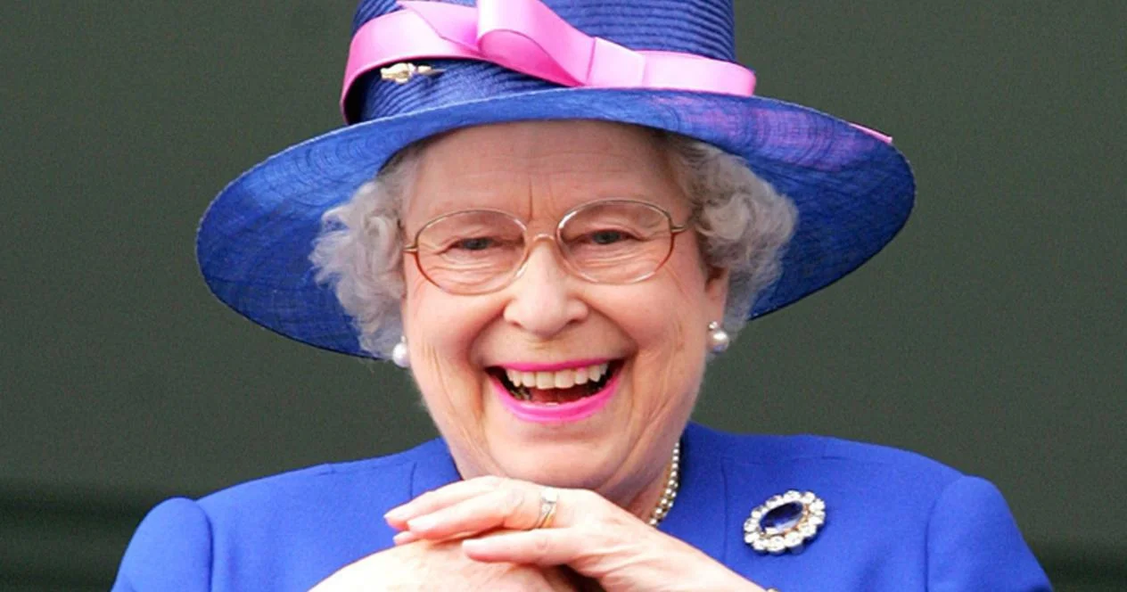 Стало известно, почему королева Елизавета II носит яркую одежду - фото 332385