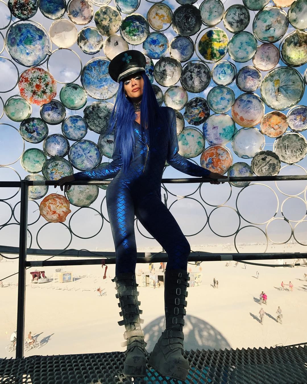 Пыль, голые тела и современное искусство: крутые фото с фестиваля Burning Man 2017 - 336383 Пыль, голые тела и современное искусство: крутые фото с фестиваля Burning Man 2017 - фото 336383