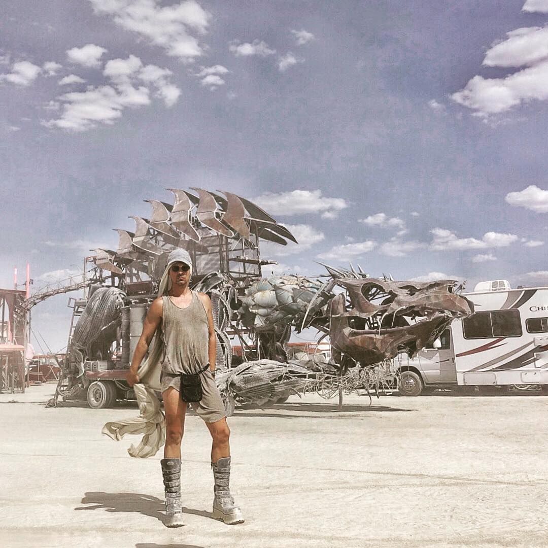 Пыль, голые тела и современное искусство: крутые фото с фестиваля Burning Man 2017 - 336382 Пыль, голые тела и современное искусство: крутые фото с фестиваля Burning Man 2017 - фото 336382