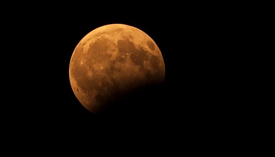 Как выглядело августовское лунное затмение в разных уголках планеты (ФОТО) - фото 331810
