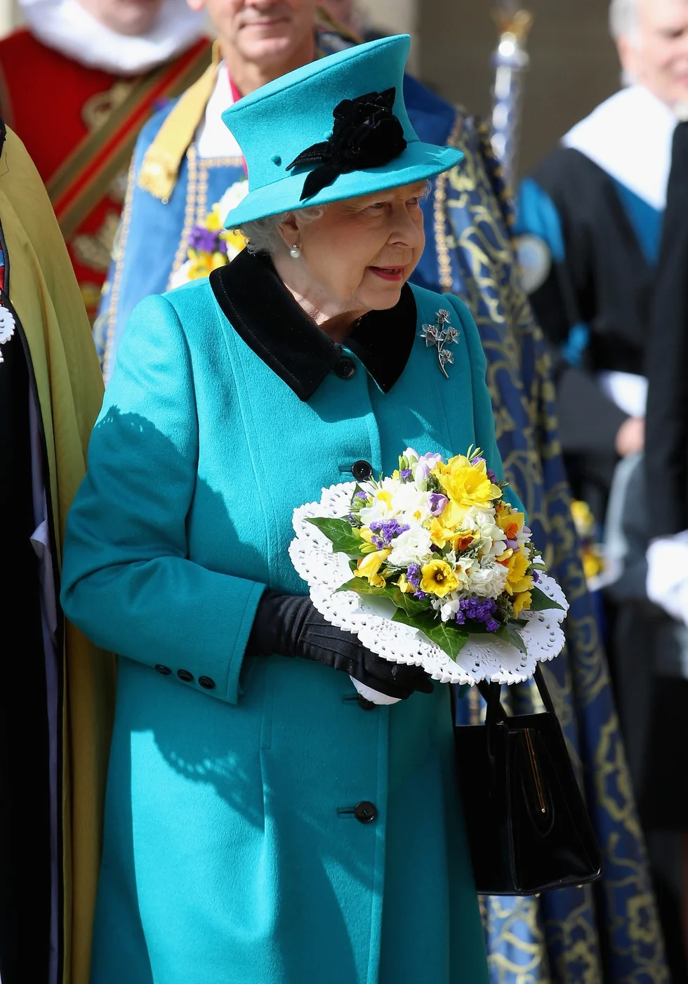 Стало відомо, чому королева Єлизавета II носить яскравий одяг - фото 332389