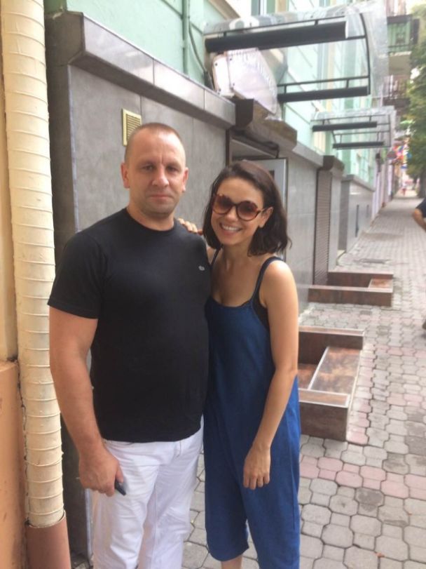 Возвращение на Родину: Мила Кунис и Эштон Кутчер приехали в Черновцы (ФОТО) - 331603 Возвращение на Родину: Мила Кунис и Эштон Кутчер приехали в Черновцы (ФОТО) - фото 331603