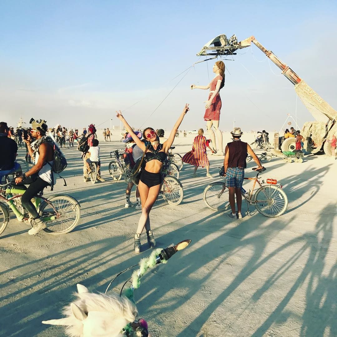 Пыль, голые тела и современное искусство: крутые фото с фестиваля Burning Man 2017 - 336392 Пыль, голые тела и современное искусство: крутые фото с фестиваля Burning Man 2017 - фото 336392
