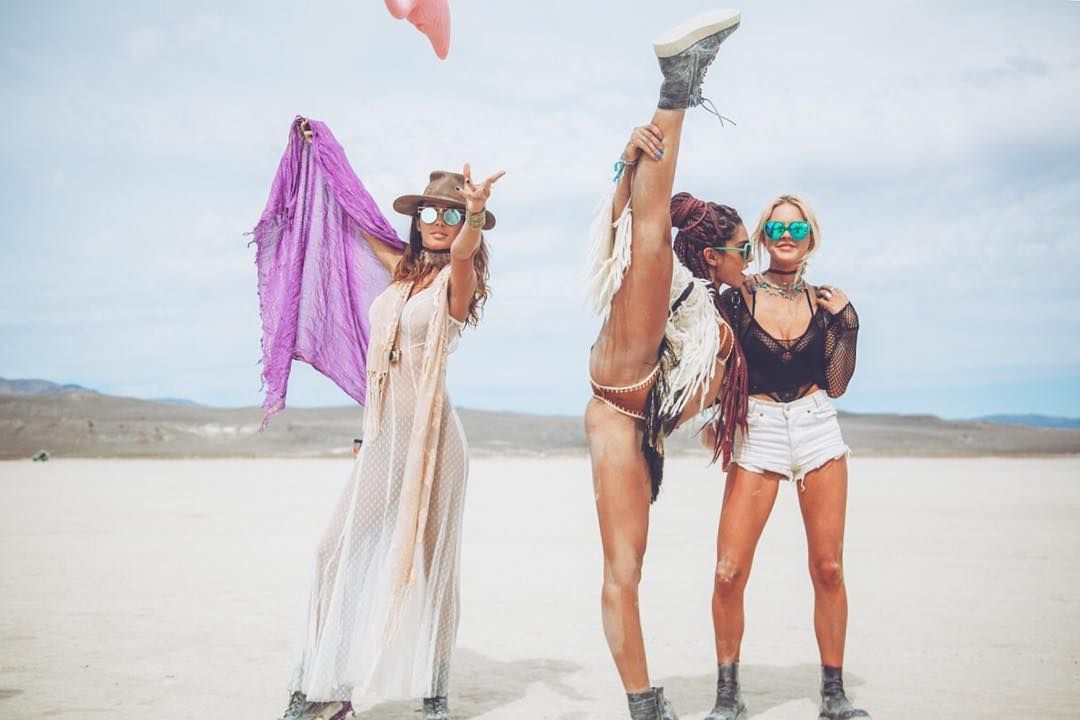 Пыль, голые тела и современное искусство: крутые фото с фестиваля Burning Man 2017 - 336404 Пыль, голые тела и современное искусство: крутые фото с фестиваля Burning Man 2017 - фото 336404