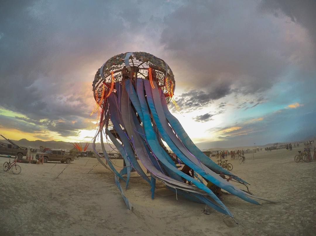 Пыль, голые тела и современное искусство: крутые фото с фестиваля Burning Man 2017 - 336410 Пыль, голые тела и современное искусство: крутые фото с фестиваля Burning Man 2017 - фото 336410