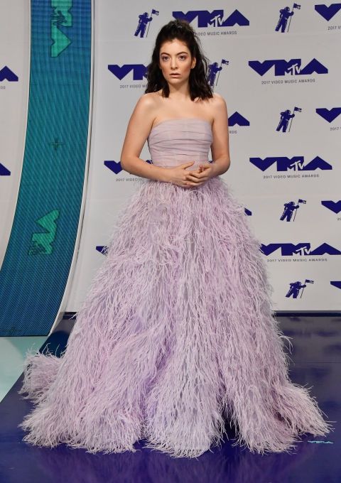 MTV Video Music Awards-2017: лучшие наряды и декольте церемонии - фото 335203