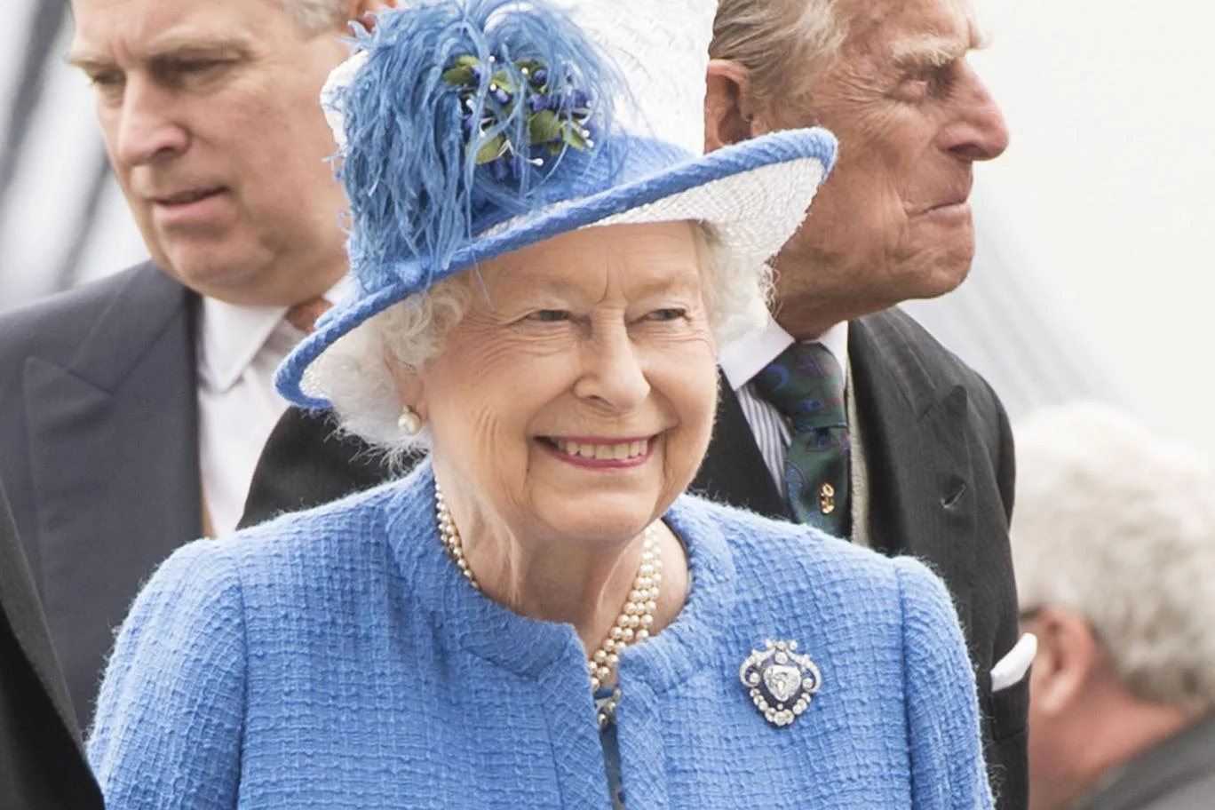 Стало відомо, чому королева Єлизавета II носить яскравий одяг - фото 332391