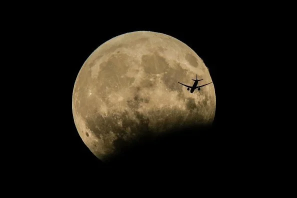 Как выглядело августовское лунное затмение в разных уголках планеты (ФОТО) - фото 331812