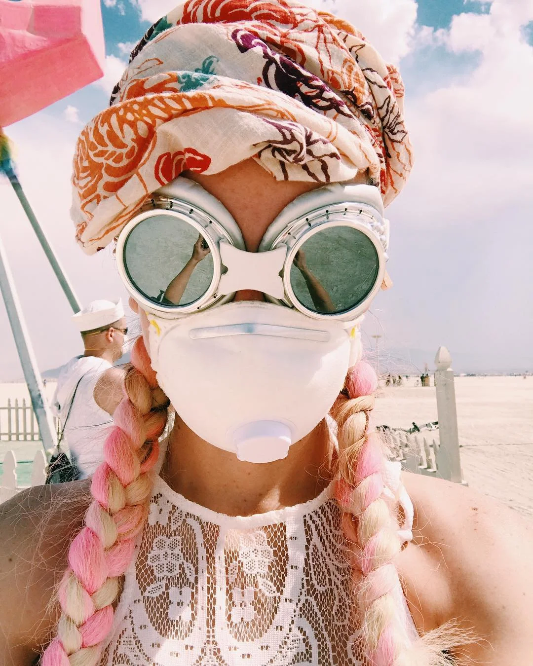 Пыль, голые тела и современное искусство: крутые фото с фестиваля Burning Man 2017 - фото 336428