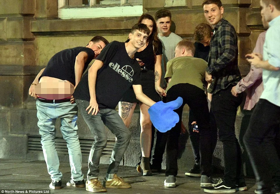 Алкоголь, голі тіла, розпуста: британські підлітки відсвяткували вступні іспити - фото 334367