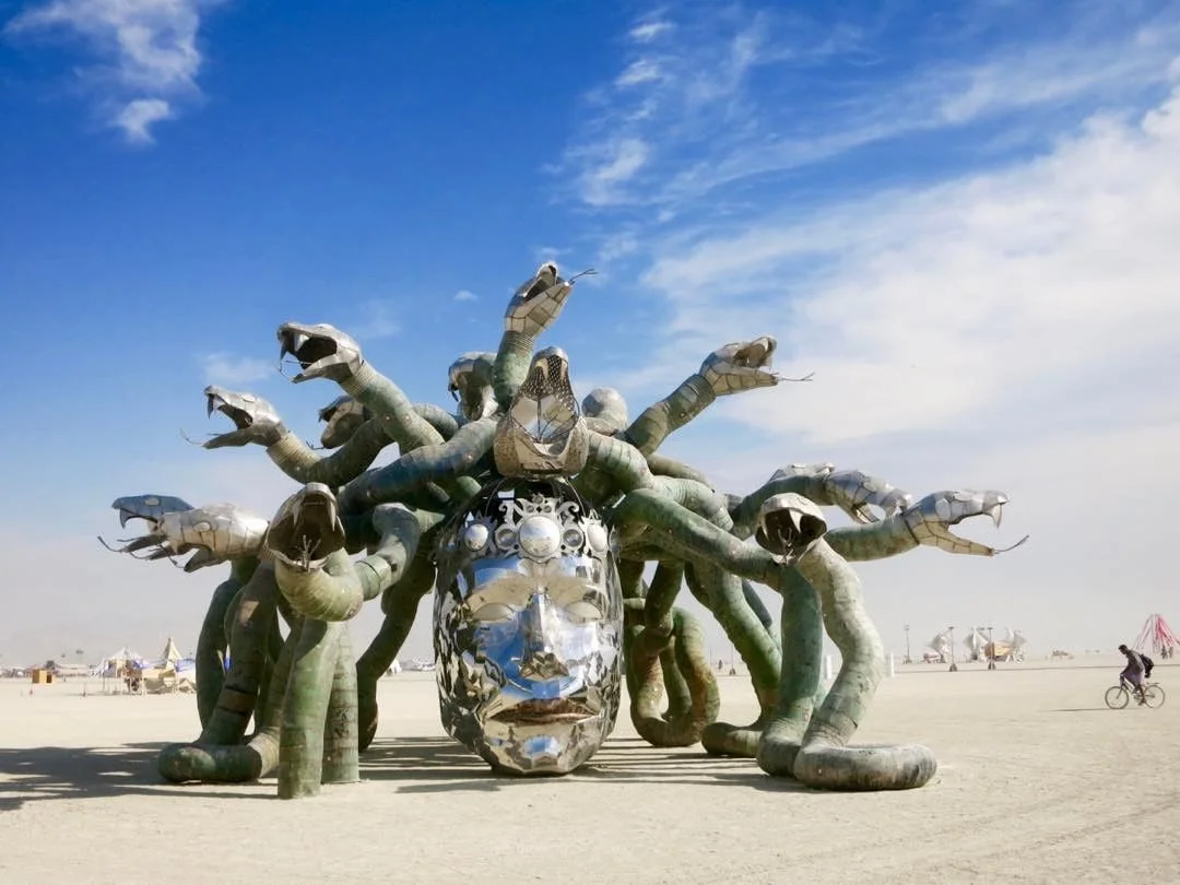 Пыль, голые тела и современное искусство: крутые фото с фестиваля Burning Man 2017 - фото 336398
