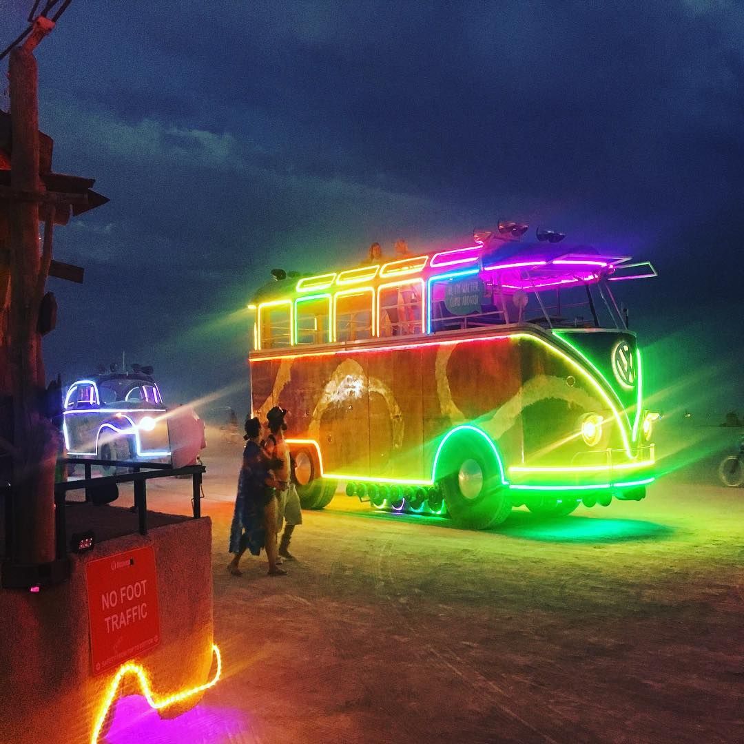 Пыль, голые тела и современное искусство: крутые фото с фестиваля Burning Man 2017 - 336385 Пыль, голые тела и современное искусство: крутые фото с фестиваля Burning Man 2017 - фото 336385