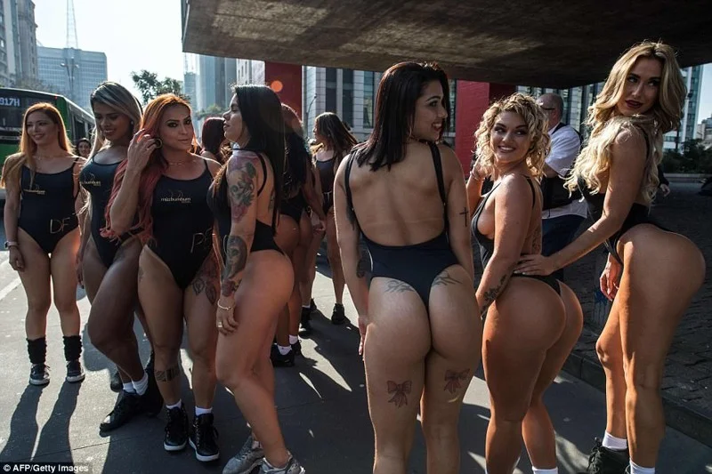 Гарячі бразилійки влаштували прямо посеред вулиці конкурс на кращі сідниці - фото 332046