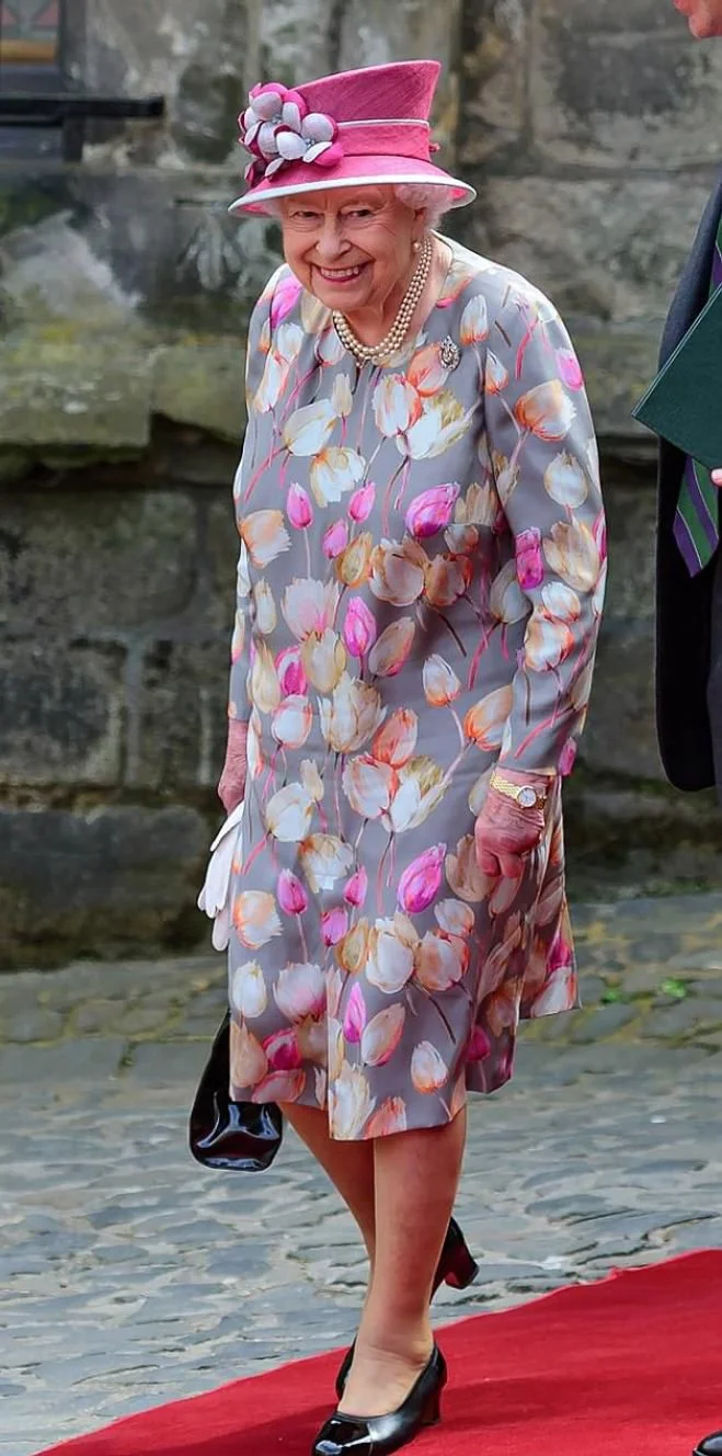 Стало відомо, чому королева Єлизавета II носить яскравий одяг - фото 332386