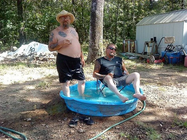 Винахідливі люди майструють басейни з різного мотлоху і це дуже весело - фото 334478