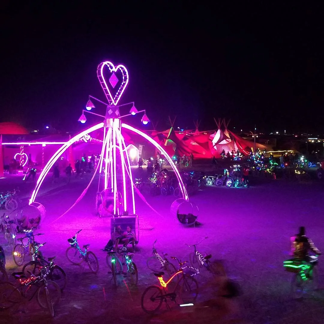 Пыль, голые тела и современное искусство: крутые фото с фестиваля Burning Man 2017 - фото 336418