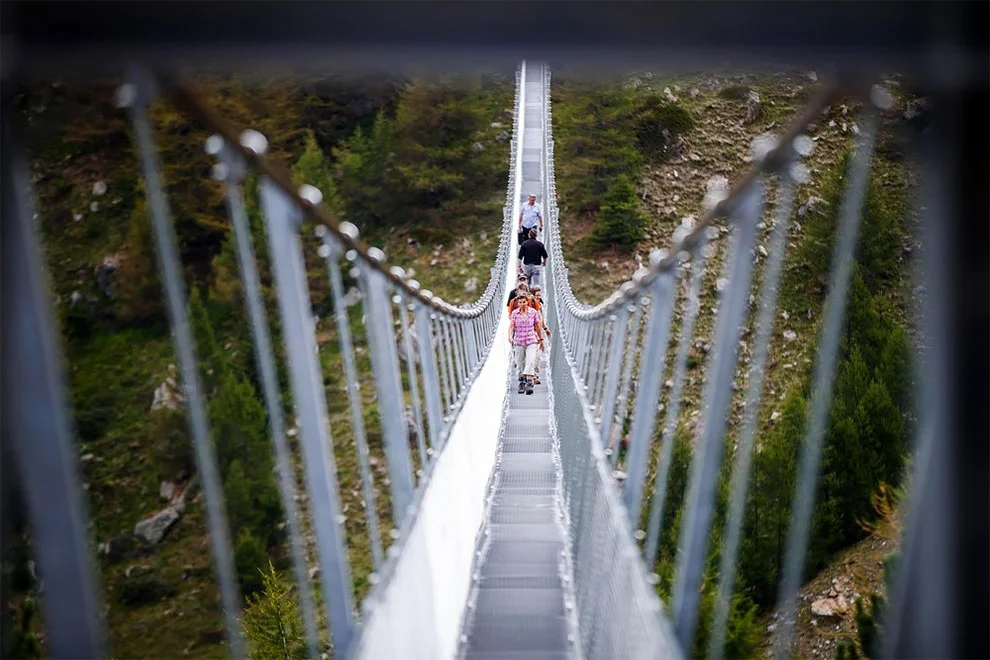 Захватывающее: самый длинный в мире подвесной мост, с которого не хочется смотреть вниз - фото 330849