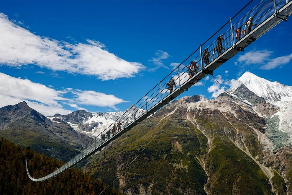 Захватывающее: самый длинный в мире подвесной мост, с которого не хочется смотреть вниз - фото 330850
