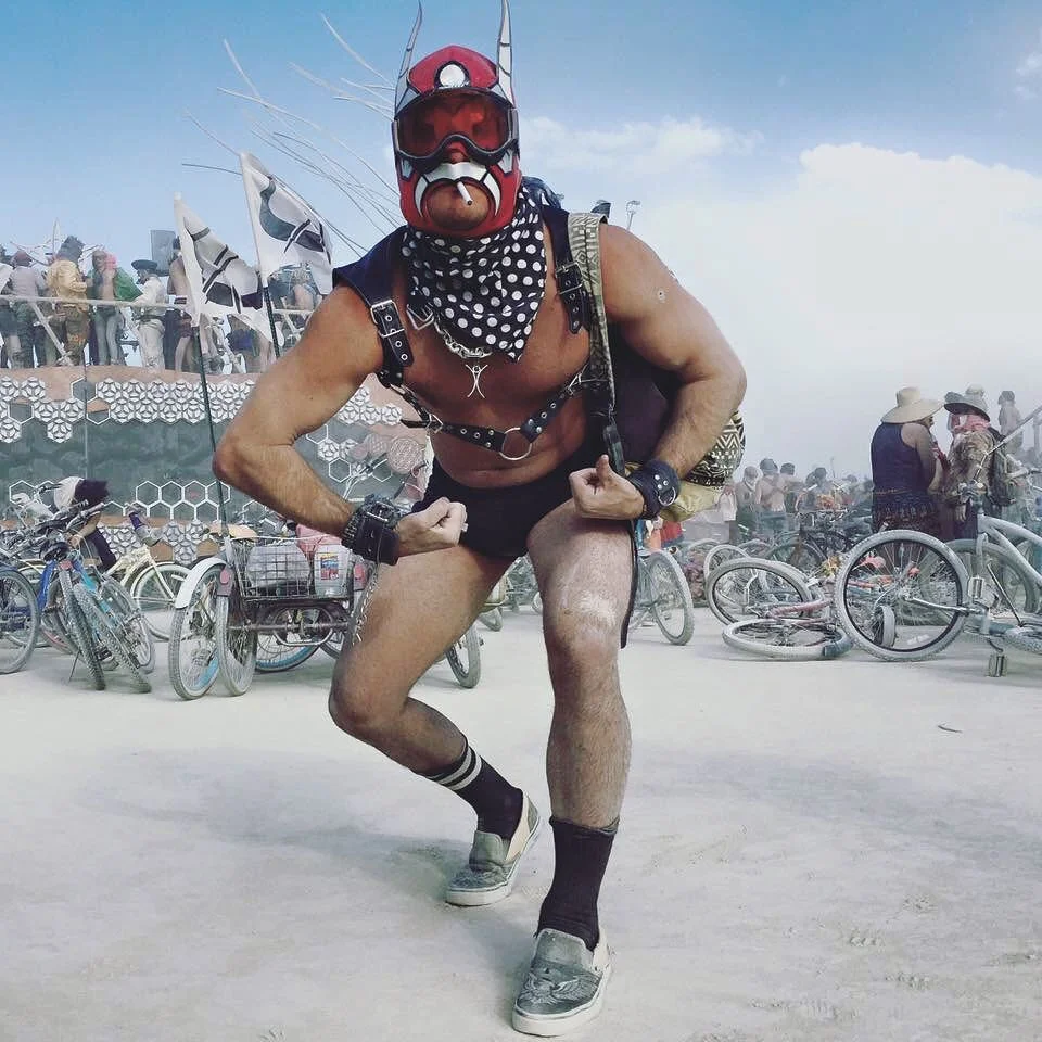 Пыль, голые тела и современное искусство: крутые фото с фестиваля Burning Man 2017 - фото 336425