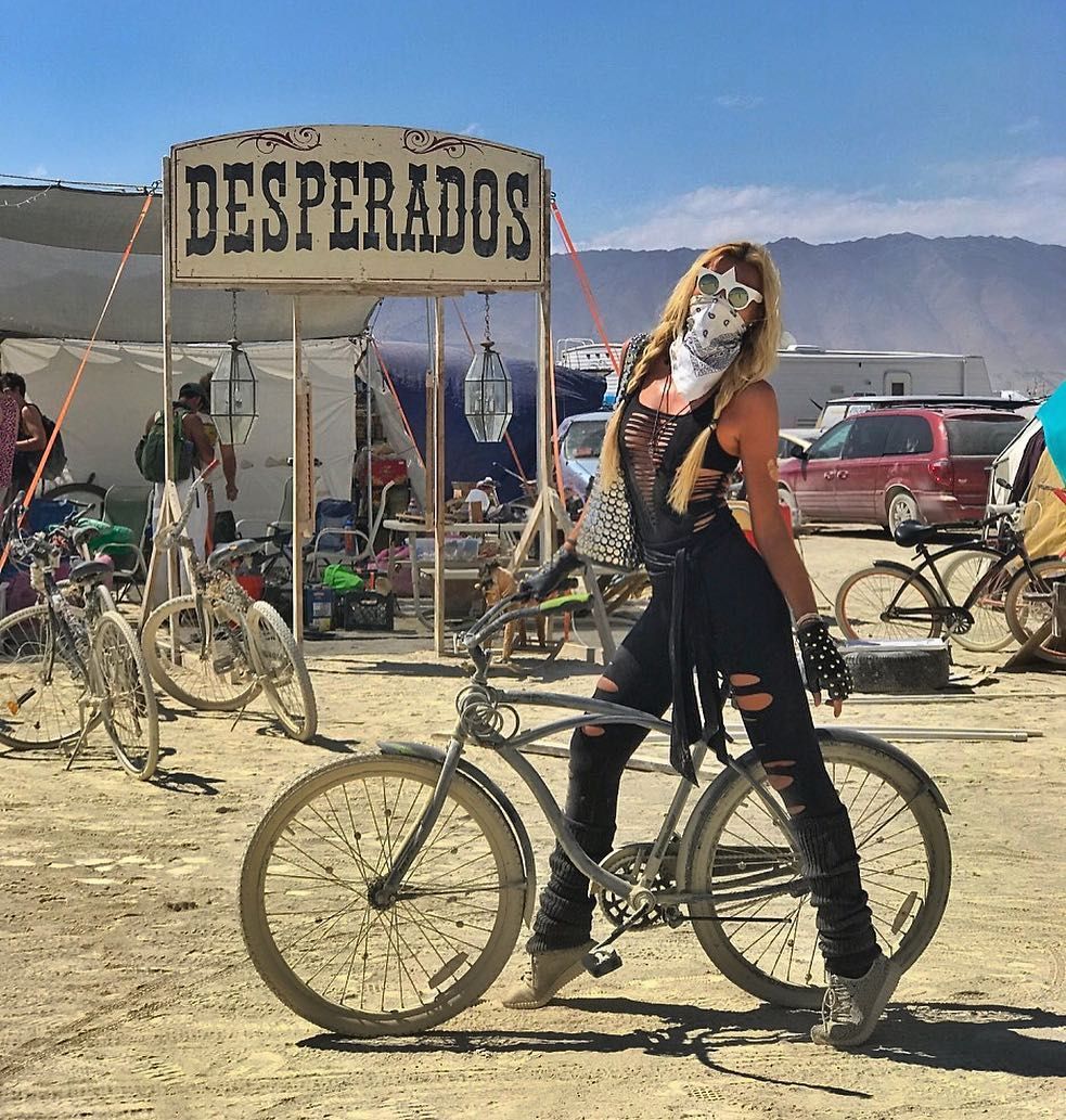 Пыль, голые тела и современное искусство: крутые фото с фестиваля Burning Man 2017 - 336412 Пыль, голые тела и современное искусство: крутые фото с фестиваля Burning Man 2017 - фото 336412