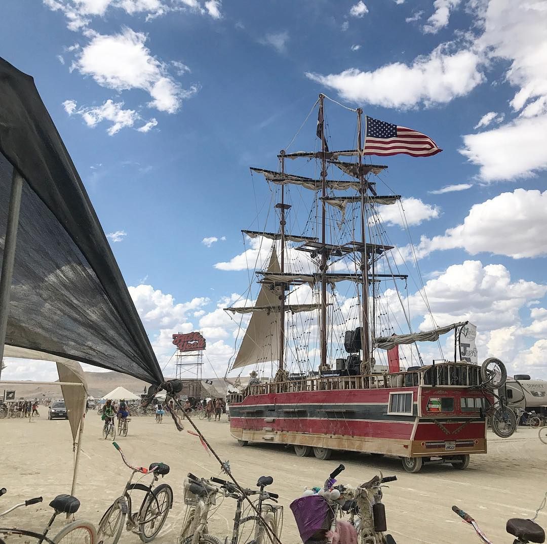 Пыль, голые тела и современное искусство: крутые фото с фестиваля Burning Man 2017 - 336414 Пыль, голые тела и современное искусство: крутые фото с фестиваля Burning Man 2017 - фото 336414