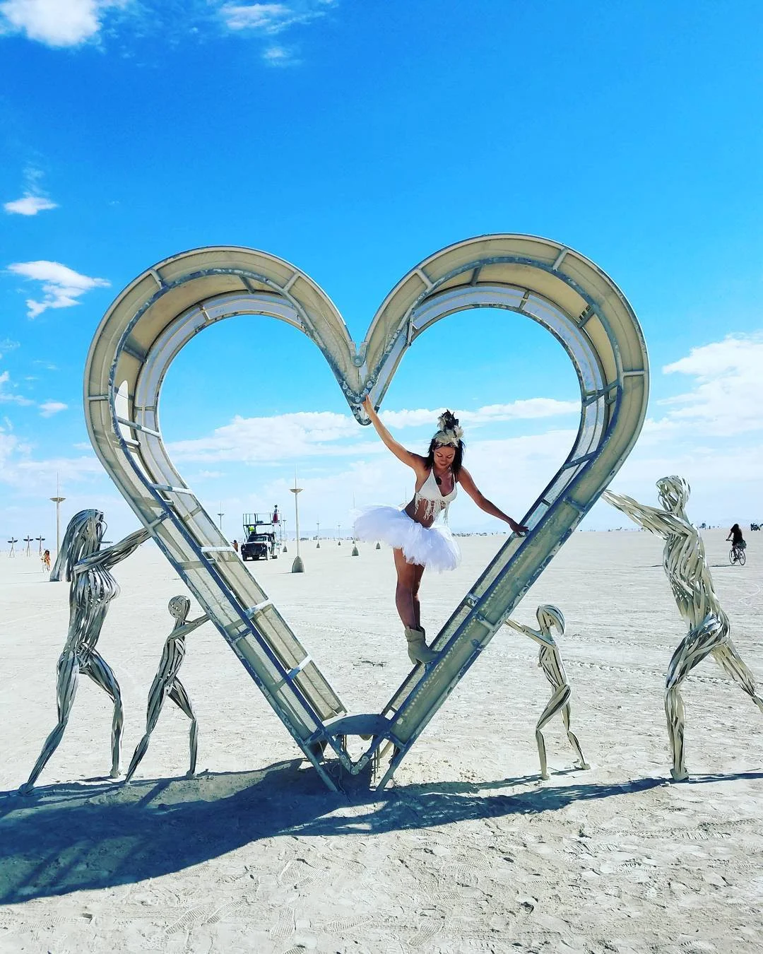 Пыль, голые тела и современное искусство: крутые фото с фестиваля Burning Man 2017 - фото 336423