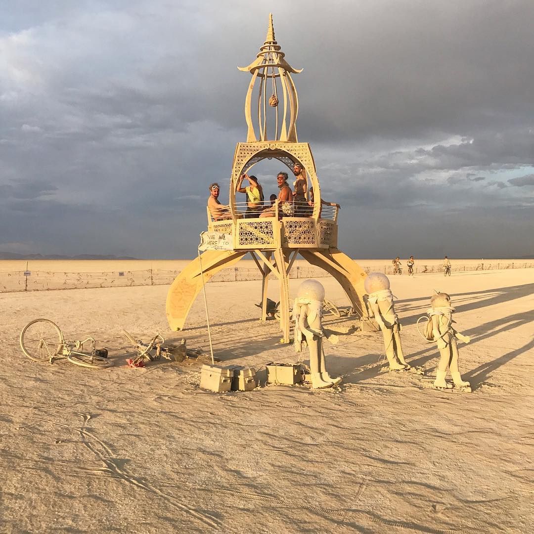 Пыль, голые тела и современное искусство: крутые фото с фестиваля Burning Man 2017 - 336416 Пыль, голые тела и современное искусство: крутые фото с фестиваля Burning Man 2017 - фото 336416