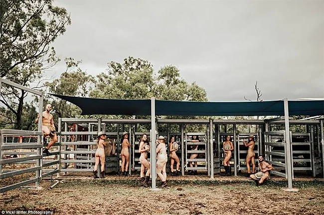 Австралийские студенты разделись и вместе с животными снялись в провокационной фотосессии - фото 335784