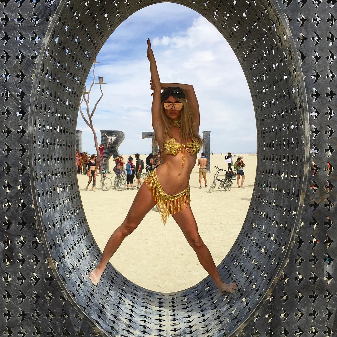 Пыль, голые тела и современное искусство: крутые фото с фестиваля Burning Man 2017 - фото 336394